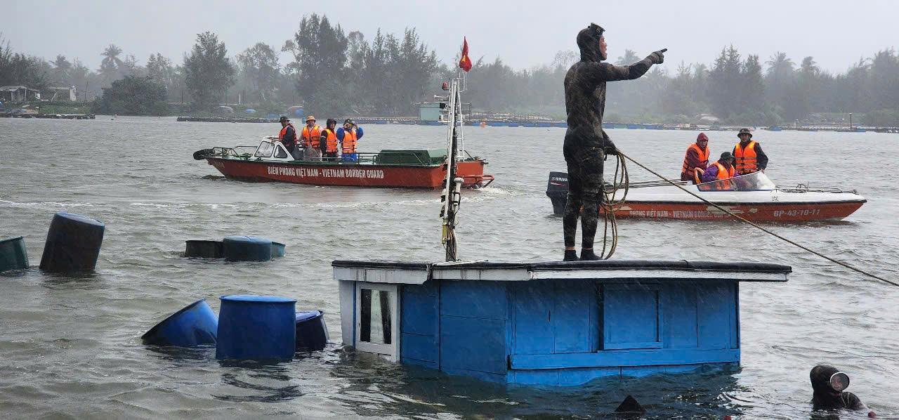A passenger ship sinking in Tam Hai island commune, Da Nang in 2024 due to unusual weather. Photo: Nguyen Hoang