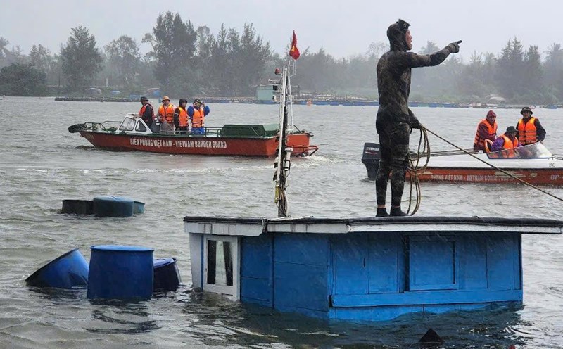 A passenger ship sinking in Tam Hai island commune, Da Nang in 2024 due to unusual weather. Photo: Nguyen Hoang