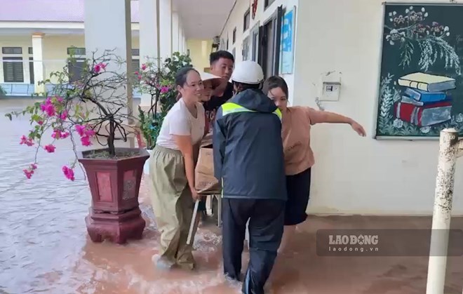 Trường học ở Ninh Bình bị ngập do mưa lớn bão số 3