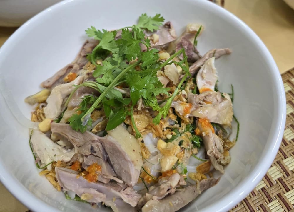 생강 액젓을 곁들인 닭고기 쌀국수는 폭풍우가 치는 날에 식사의 맛을 바꿉니다. 사진: 뚜언 닷