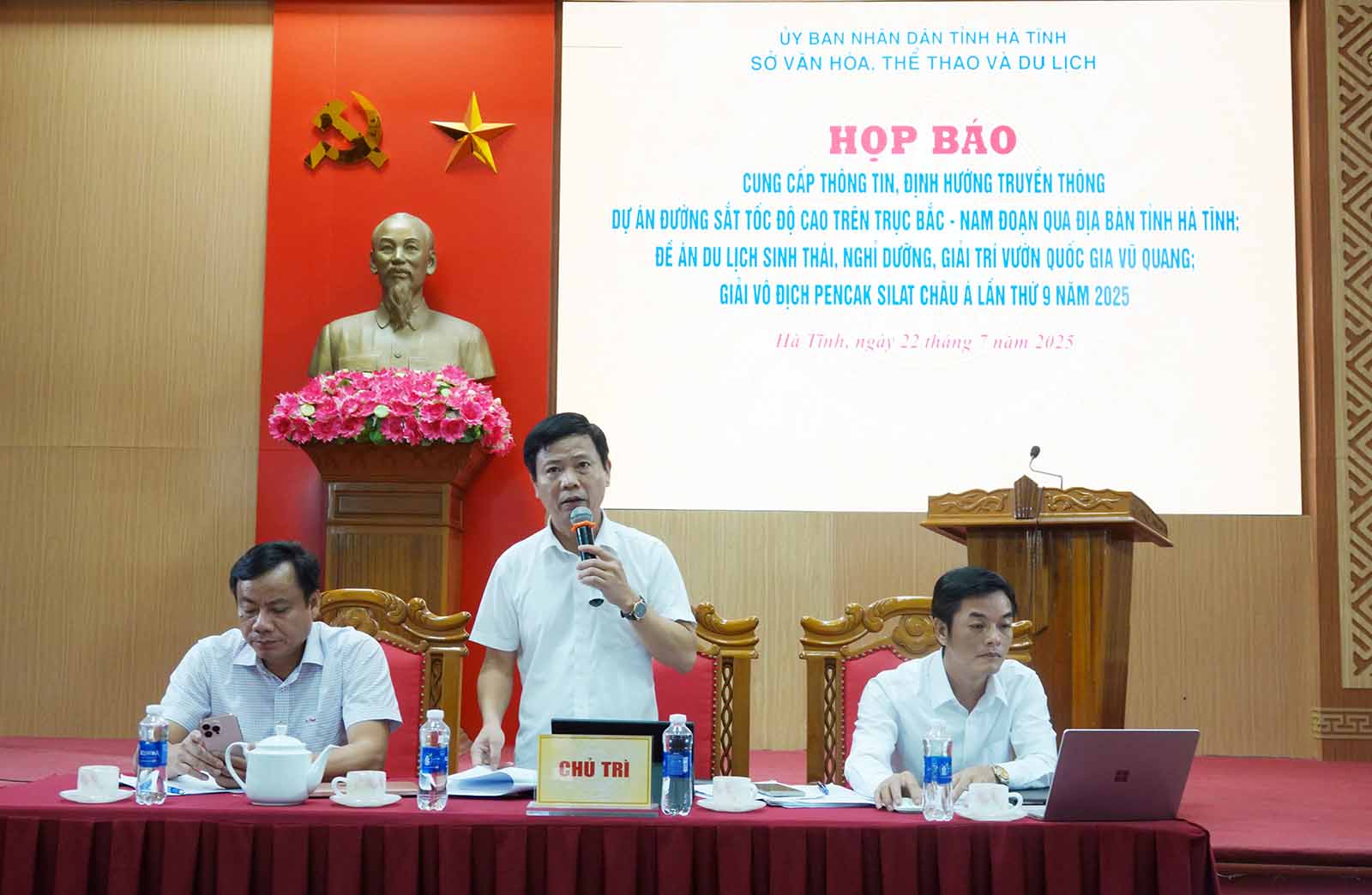 記者会見は、2025年にハティンで開催された高速鉄道プロジェクト、エコツーリズム、リゾート、エンターテインメントプロジェクトVu Quang国立公園、および第9回アジアペンカックシラトシラトチャンピオンシップに関連する情報を提供します。写真：Tran Tuan