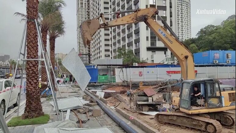 Southern Chinese cities clear streets after Typhoon Wipha. Photo: Xinhua