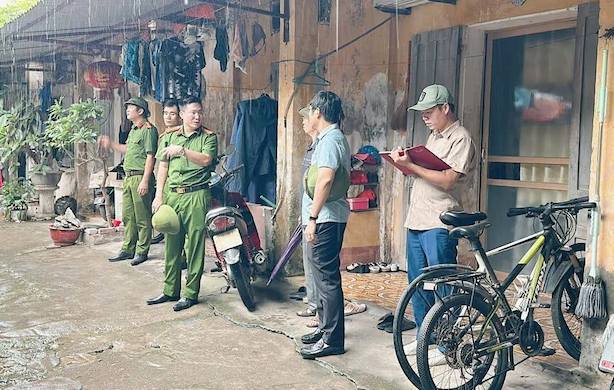Cong tac phong chong bao duoc trien khai dong bo tai phuong Pho Hien. Anh: Cong an phuong Pho Hien
