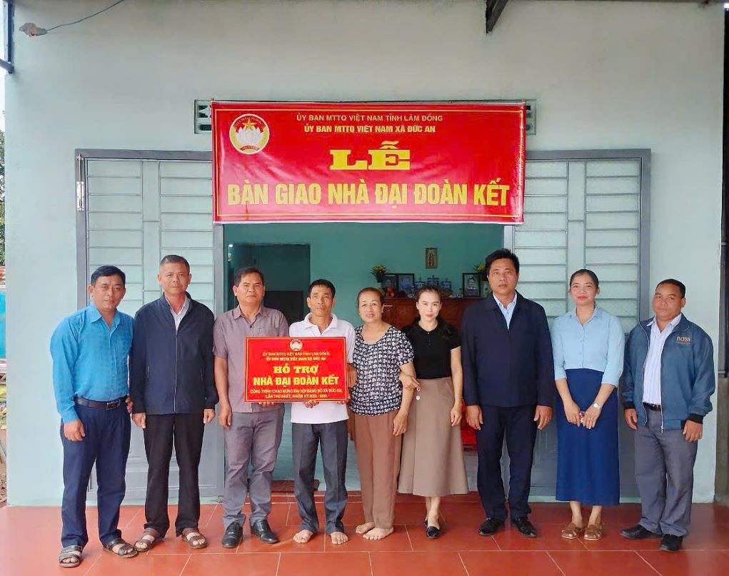 Duc An 면 베트남 조국전선위원회 대표가 주민들에게 대단결 주택을 전달하고 있습니다. 사진: Bao Lam