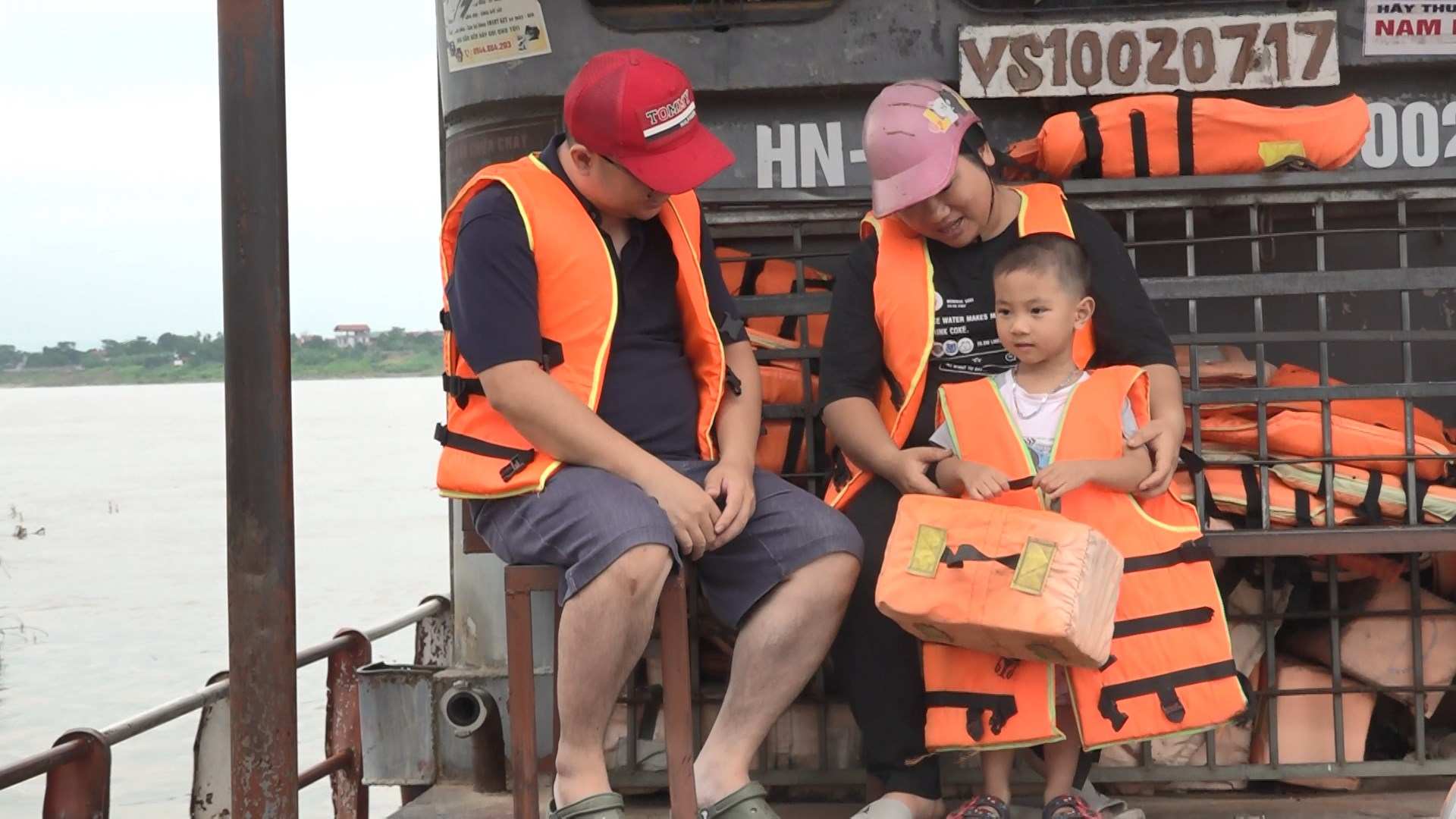 Lanh dao xa Minh Chau kiem tra cong tac an toan tai cac ben ngoai song. Anh: Anh Tuan