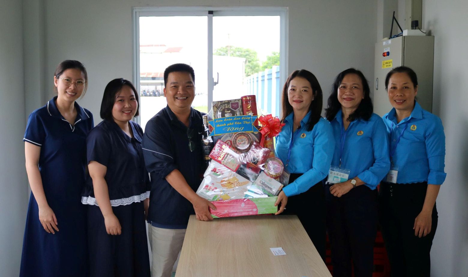 Lanh dao LDLD TP Can Tho tang qua cho CDCS Cong ty