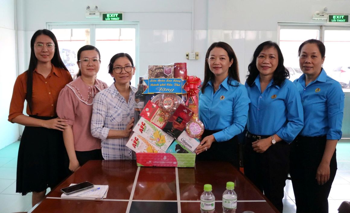 Lanh dao LDLD TP Can Tho trao qua cho CDCS Cong ty CP Seavina. Anh: Cong Trung