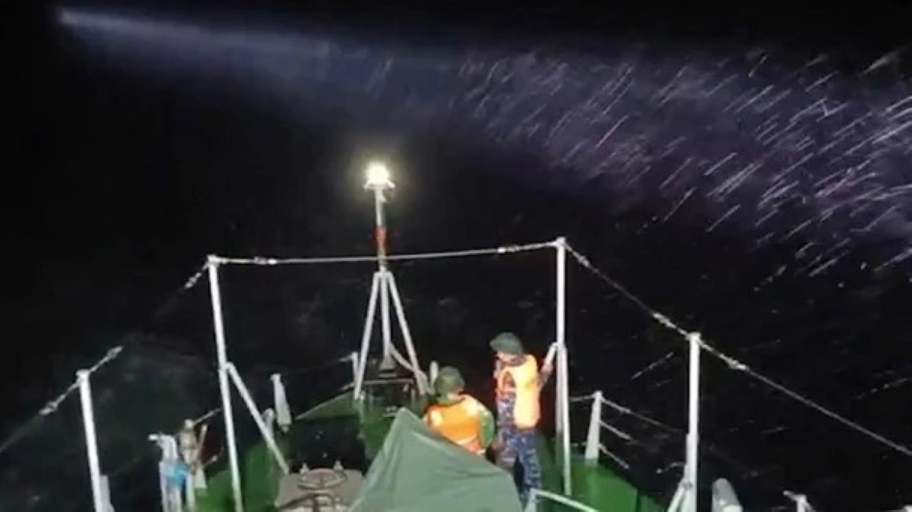 Thanh Hoa Border Guard overcame the big wave to promptly rescue a soldier with excess intestinal pain. Photo: Hai Chuyen