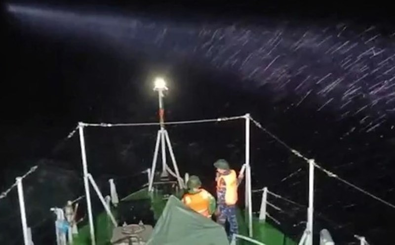 Thanh Hoa Border Guard overcame the big wave to promptly rescue a soldier with excess intestinal pain. Photo: Hai Chuyen