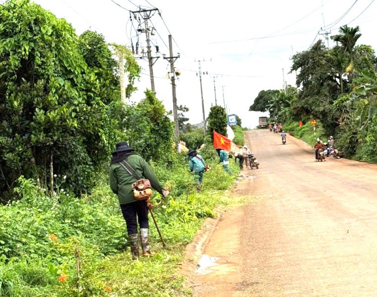 Chi em phu nu ra quan don sach tuyen duong. Anh: Bao Lam
