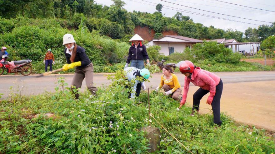 女性は陸軍に行き、ルートをきれいにし、DUCをコミューン党大会を歓迎します。写真：バオ・ラム