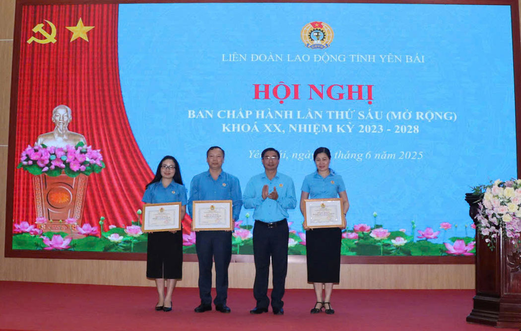 LDLD tinh Lao Cai tang bang khen cho cac tap the dat thanh tich xuat sac 6 thang dau nam 2025. Anh: Bao Nguyen