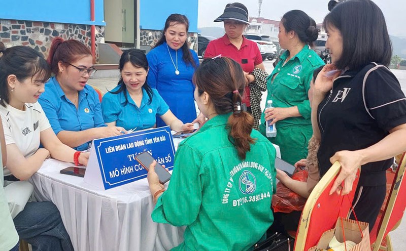 Lao Cai visits families of union officials with revolutionary contributions Lao Cai visits families of union officials with revolutionary contributions
