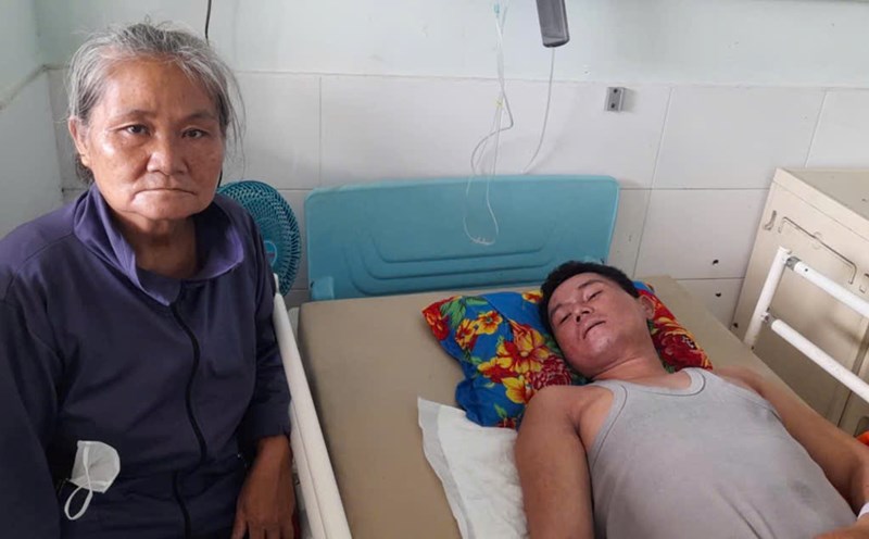 Mr. Nguyen Minh Han is in a deep coma at the hospital due to severe meningitis. Photo: Hoang Loc