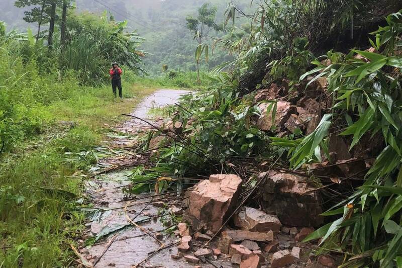 Son La 지방 Xuan Nha gia 마을의 Tham Ton 마을 도로 구간이 7월 22일 아침에 산사태가 발생했습니다. 사진: Truong Son
