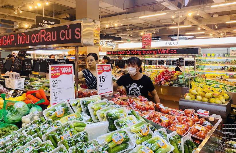 People go to buy food before the landfall of storm No. 3 Wipha. Photo: Thach Lam