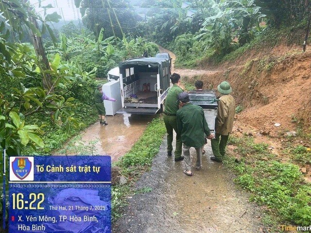 Cong an phuong Tan Hoa (tinh Phu Tho) ho tro nguoi dan so tan nguoi va tai san khoi noi co nguy co sat lo do anh huong bao so 3. Anh: Cong an tinh Phu Tho