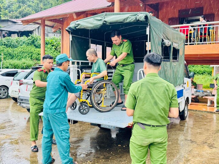 Cong an xa Muong Dong ho tro so tan nguoi dan khoi vung nguy hiem do anh huong bao so 3. Anh: HBHB