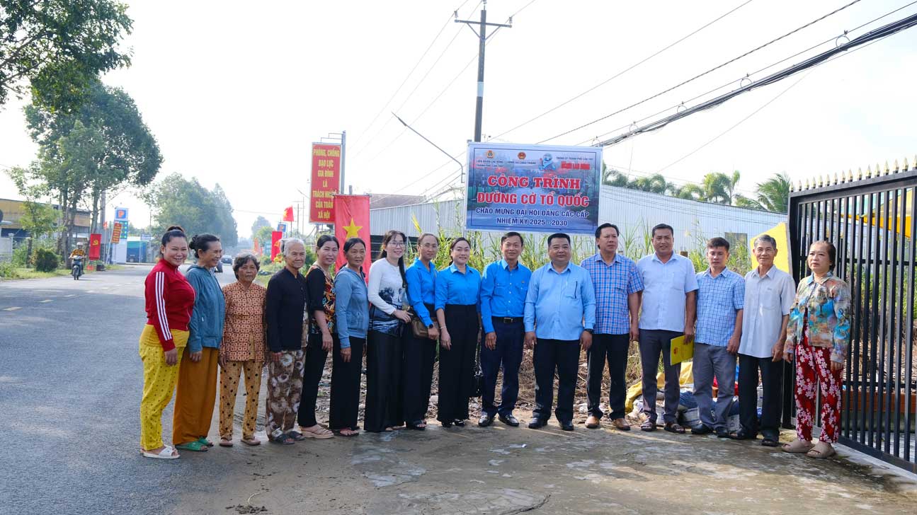 UBND xa Chau Thanh to chuc Le khanh thanh cong trinh “Duong co To quoc” tuyen tinh lo 925, ap Thi Tran. Anh: My Ly