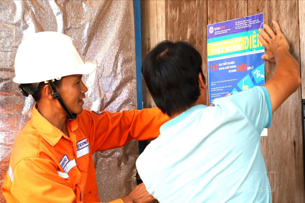 EVNCPC promotes propaganda activities to instruct people to use electricity economically and effectively. Photo: Ngoc Thach