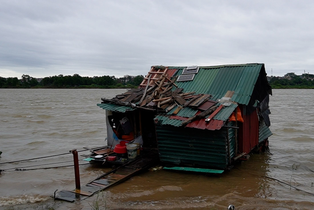 台風3号Wiphaが上陸、ホン川沿いの住民は不安に暮らす