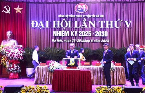 Đoàn chủ tịch Tổng công ty Vận tải Hà Nội (Transerco) bỏ phiếu bầu Ban Chấp hành Đảng bộ nhiệm kỳ 2025-2030. Ảnh: Quang Tuyến