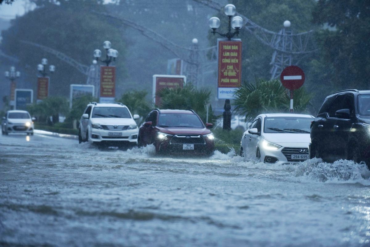 Thanh Hoa 省 Hac Thanh 区 Le Loi 大通りは、暴風雨により深く浸水しました。写真:Minh Hoang