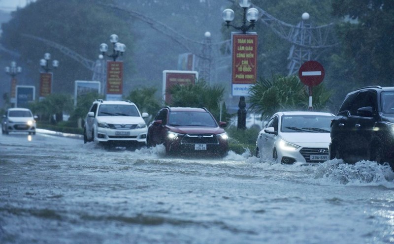 Le Loi Boulevard, Hac Thanh Ward, Thanh Hoa Province was deeply submerged in water due to storms and floods. Photo: Minh Hoang