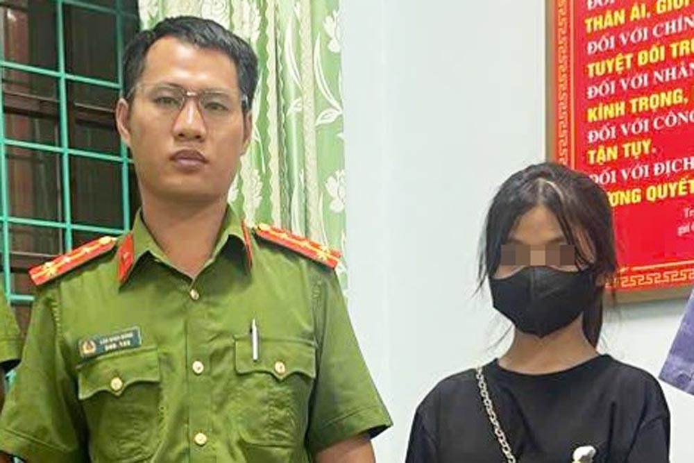 La niña que perdio a la policia y la gente los apoyo a casa. Foto: Policia de Dong Thuan Ward