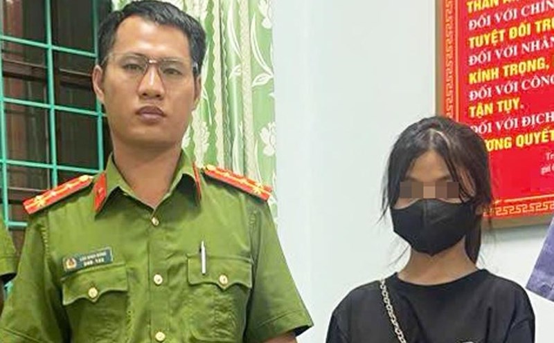 The lost girl was helped by the police and local people to return home. Photo: Dong Thuan Ward Police