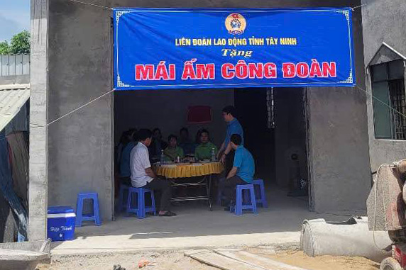 Tay Ninh 어려운 조합원에게 55% 노동조합 사랑의 집 전달. 사진: Tay Ninh 지방 노동 연맹