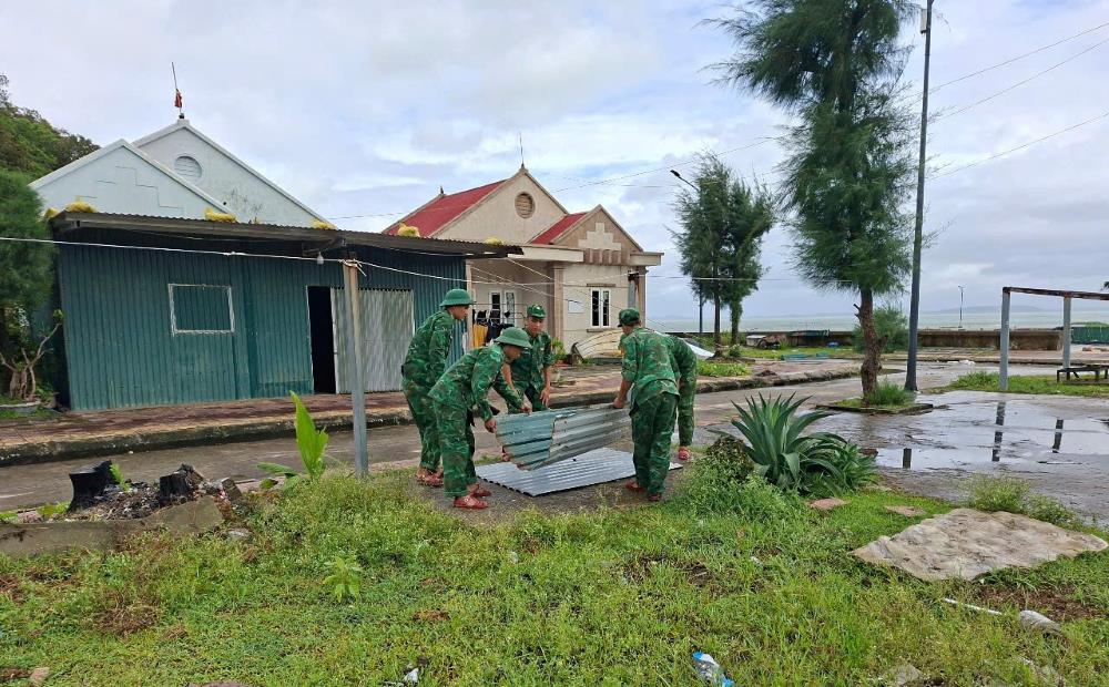 Giup dan don dep, khac phuc nhung thiet hai nho do bao so 3 gay ra