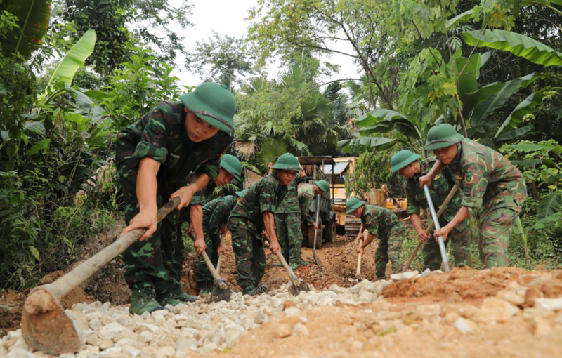 Troi mua, mot so doan duong ngap nuoc, sinh lay, cac chien si phai nao vet bun, san lap duong de giup xe cho vat lieu di chuyen duoc len vi tri mong cot. Anh: Thanh Trung