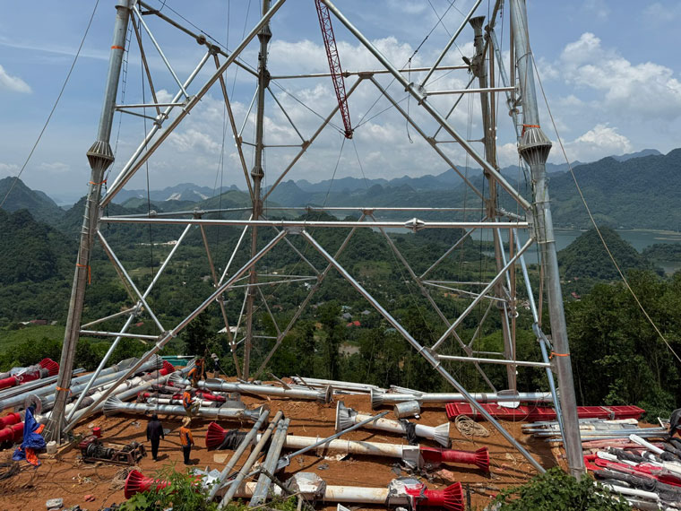 Den thoi diem ngay 22.7, 461/468 vi tri ho mong du an duong day 500kV Lao Cai – Vinh Yen da duoc hoan thanh truoc khi bao ve. Anh: Bao Nguyen