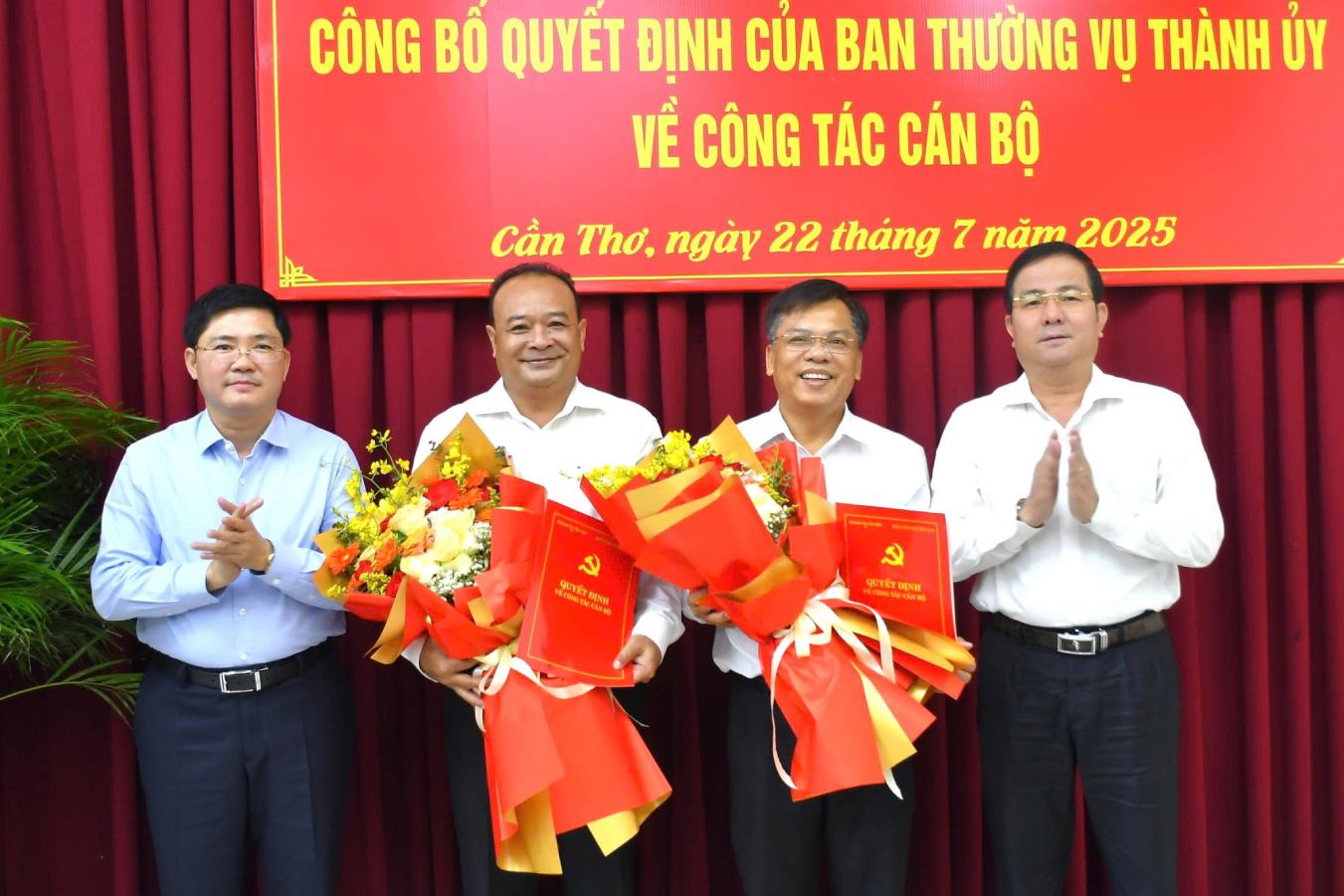 Lanh dao Thanh uy Can Tho trao Quyet dinh va tang hoa chuc mung. Anh: Ta Quang