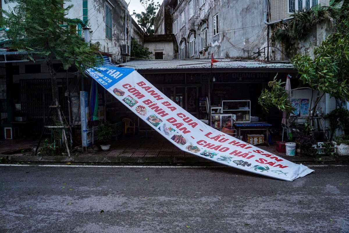 Mot bien hieu nha hang o Do Son bi do do bao. Ảnh: Hoan Nguyen