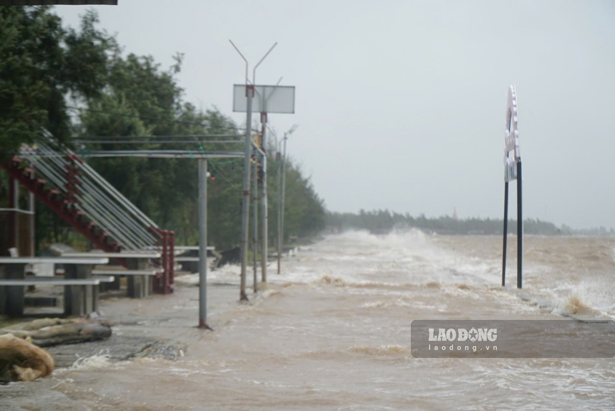 흥옌성 해안 지역에는 강풍이 불고 해수가 해안 제방을 넘어 범람합니다. 사진: Ha Vi