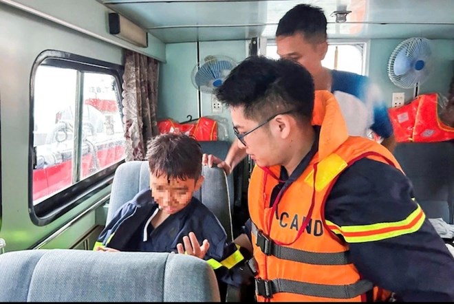 M氏 - 船の犠牲者は、発見された機能的な力の時点で、Ha Long Bayの列車をひっくり返します。 Quang Ninh警察の写真.