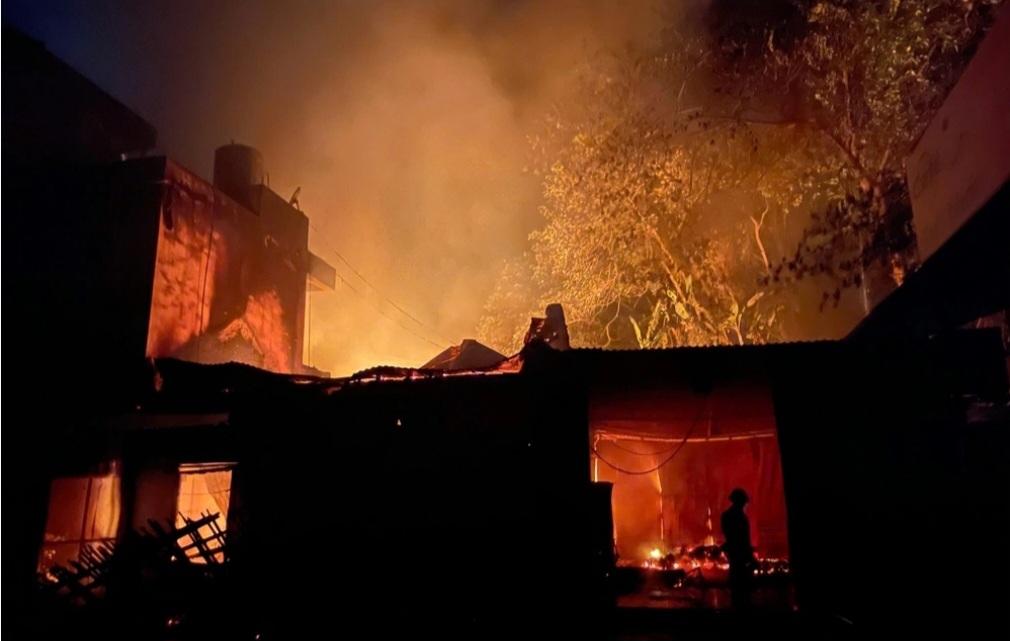 밤에 큰 화재로 타이응우옌의 한 회사 이사가 사망했습니다. 사진: 반 라