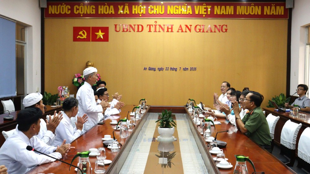 El Comite Permanente de un comite de personas provinciales de Giang, Nguyen Thanh Phong, preside y trabaja con las iglesias de Cao Dai. Foto: NGOC Mai