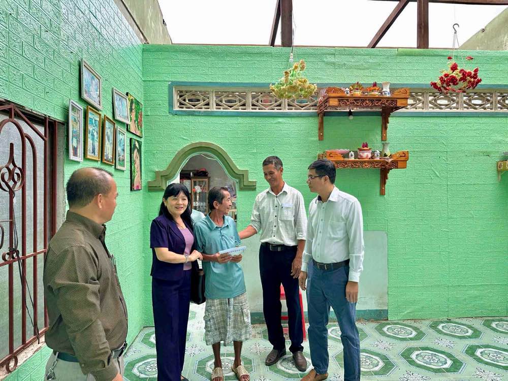 Lanh dao xa Son My den tham hoi, trao ho tro ban dau cho nha dan bi thiet hai do mua bao. Anh: Pham Duy