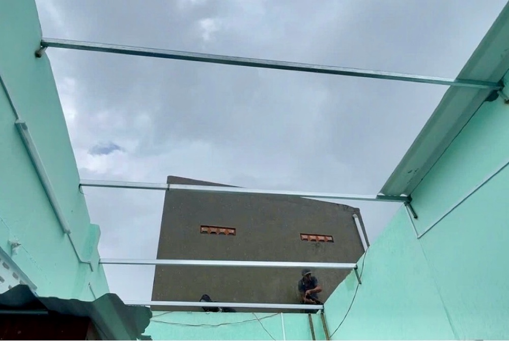 Mot ngoi nha bi gio loc lam toc mai. Anh: Pham Duy