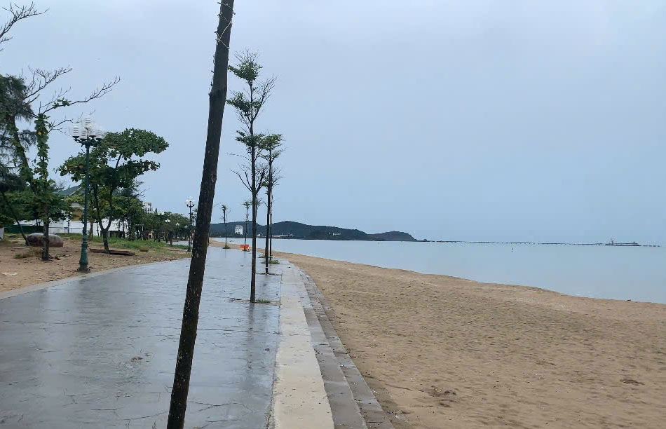 Bien Cua Lo o Nghe An yen ang, lang song vao trua ngay 22.7. Anh: Duy Chuong.