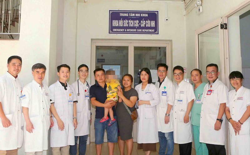 The drowning child was miraculously saved. Photo: Lan Huong.