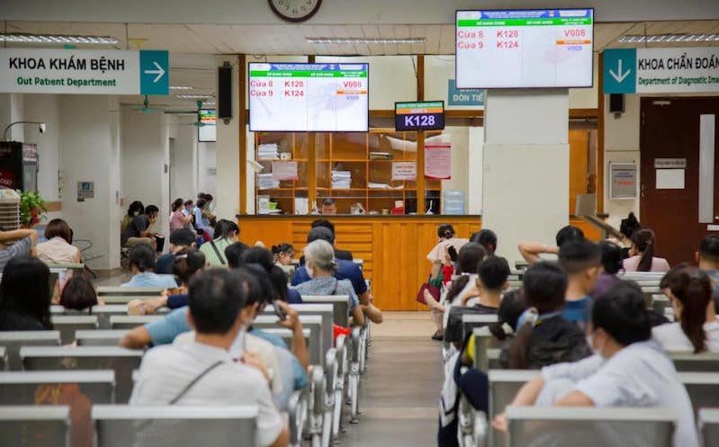 Many people still come to the Central Institute of Hematology and Blood Transfusion for medical examination and treatment on the morning of July 22. Photo: Duc Van