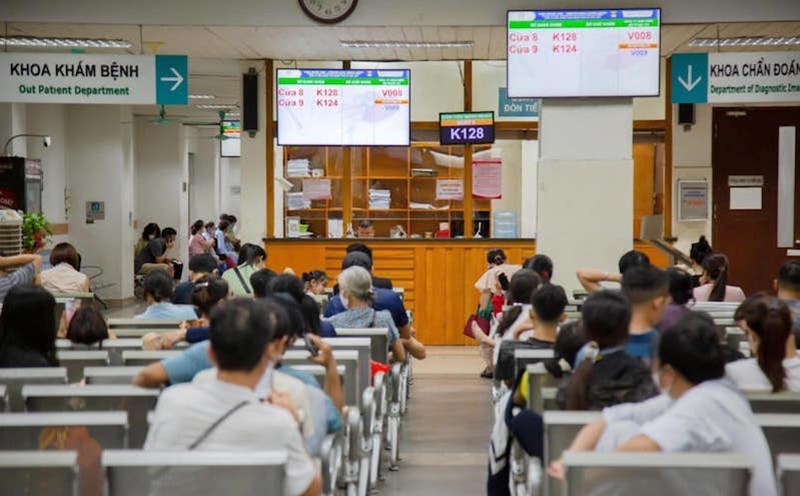 Many people still come to the Central Institute of Hematology and Blood Transfusion for medical examination and treatment on the morning of July 22. Photo: Duc Van