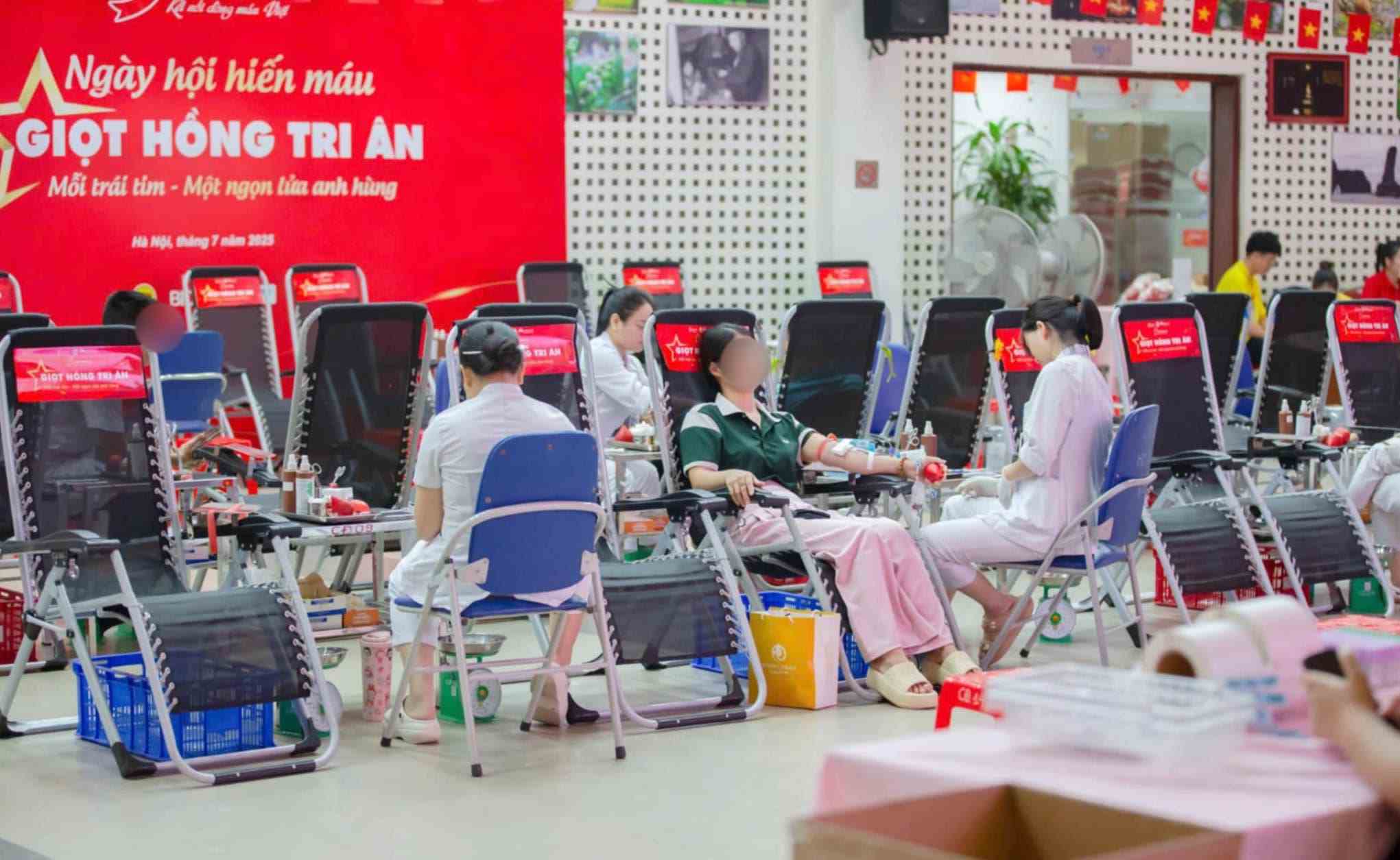 Bat chap mua gio, nguoi dan van den hien mau. Anh: Duc Van