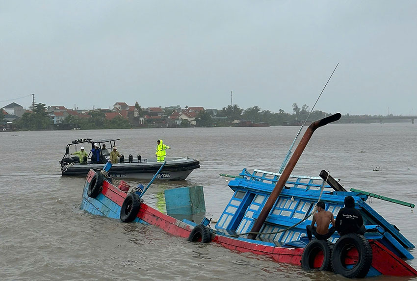 第1水軍部隊は、転覆した漁船の乗組員9人を救助し、台風ウィファの避難に間に合うように支援しました。写真:第1水軍部隊