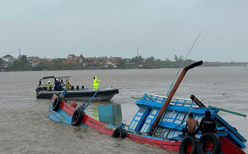 The I Corps promptly supported the transfer of 9 crew members on the capsized fishing boat to the shore of Typhoon Wipha. Photo: Youth Union I
