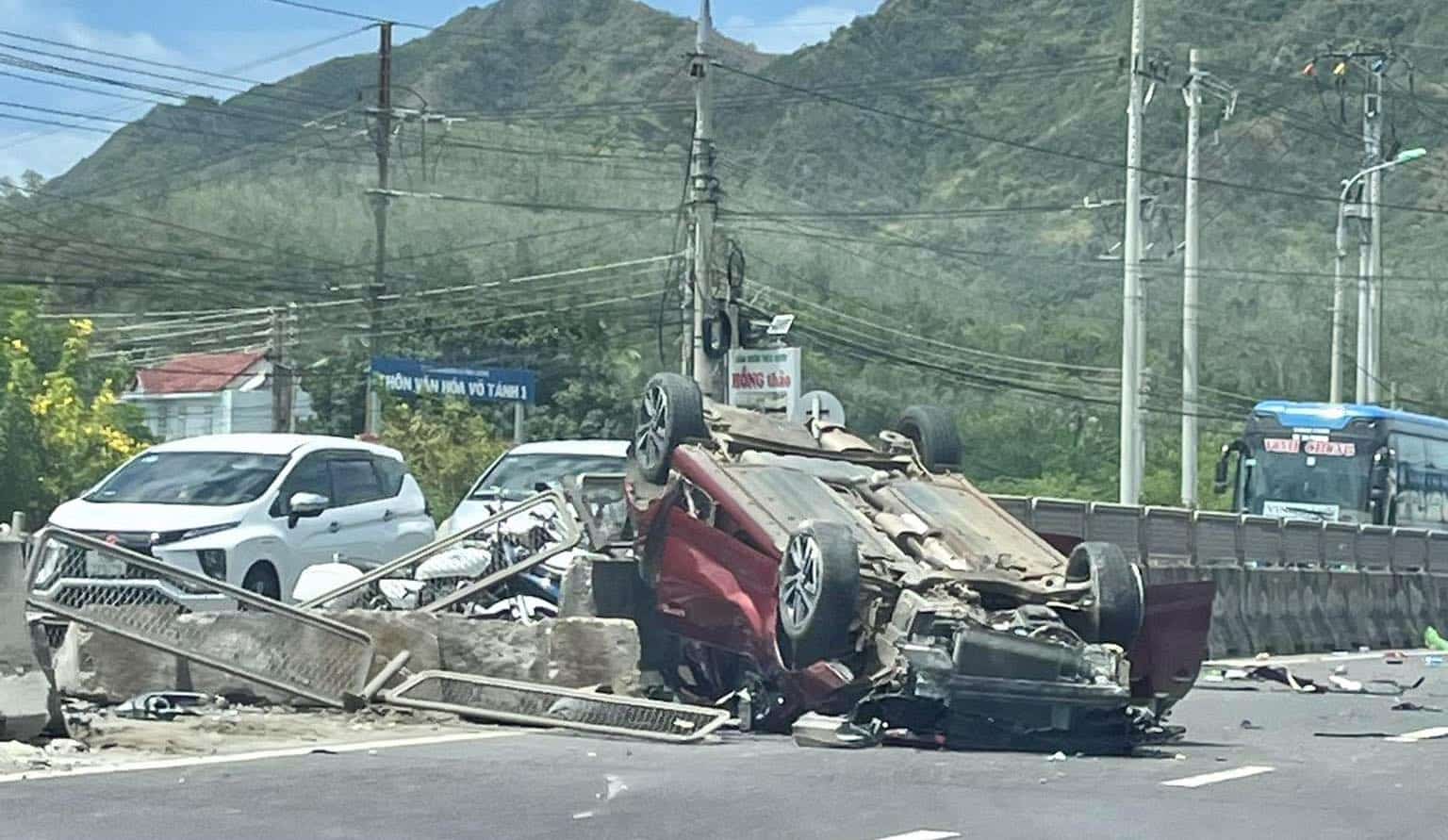 車は爆発し、カーンホア州を通るハイウェイ1セクションのトラクターと中央のストリップに突入しました。写真：Nguyen Hai Phu